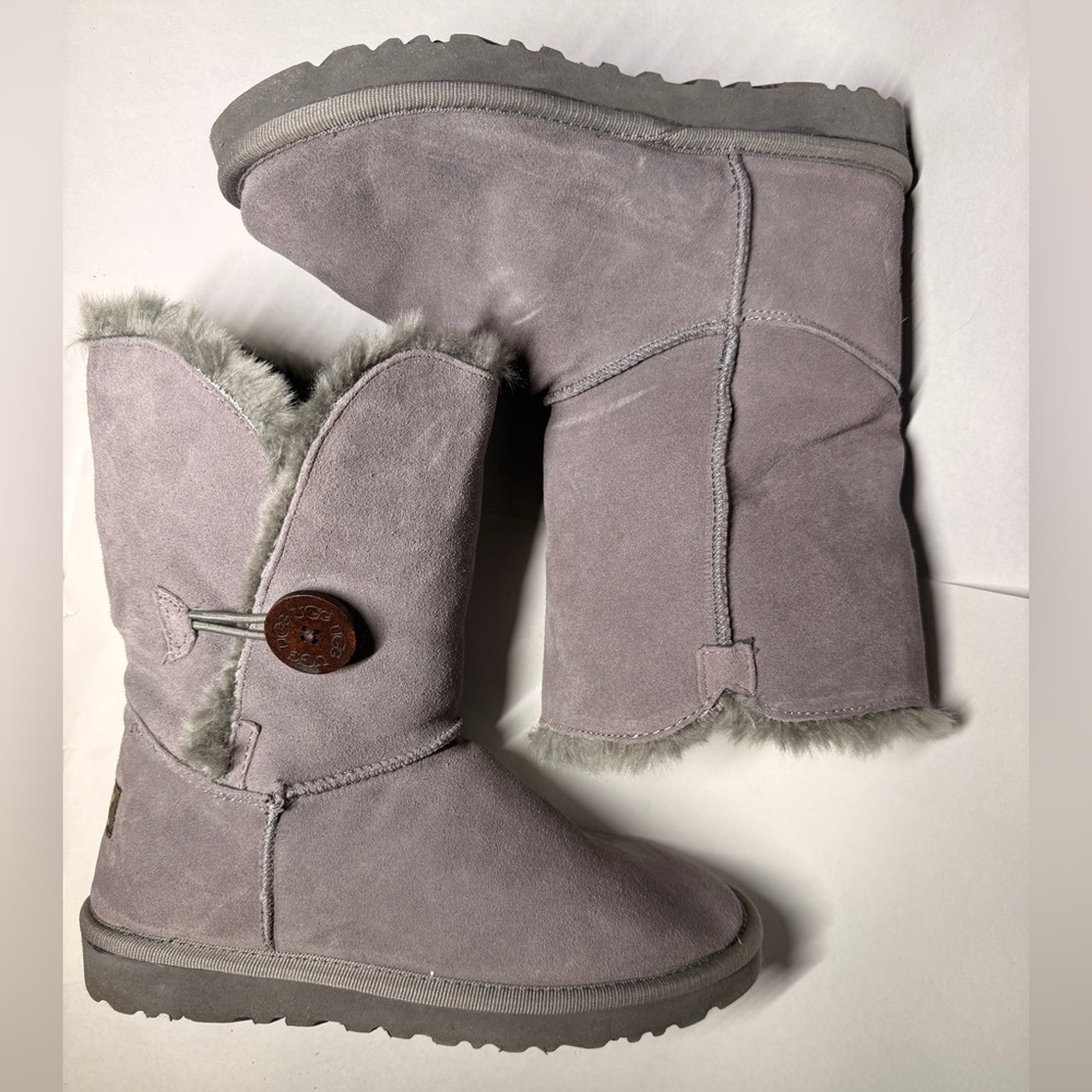 UGG Bailey Button Boots – Size 7 🤎